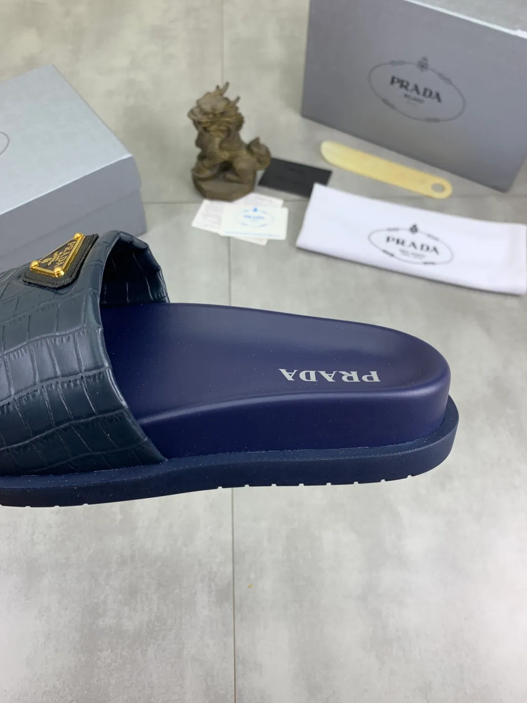Men's shoes 💰P320💰【New style】🎁🎁🎁 PRADA Prada's new casual slippers, original official website, perfect workmanship, conveying a kind of noble luxury, sublimating its definition of luxury in Prada's high-end extraordinary craftsmanship. Original combination outsole, code number: 38-44 (45 customized) Multiple colors 🉑️ to choose from